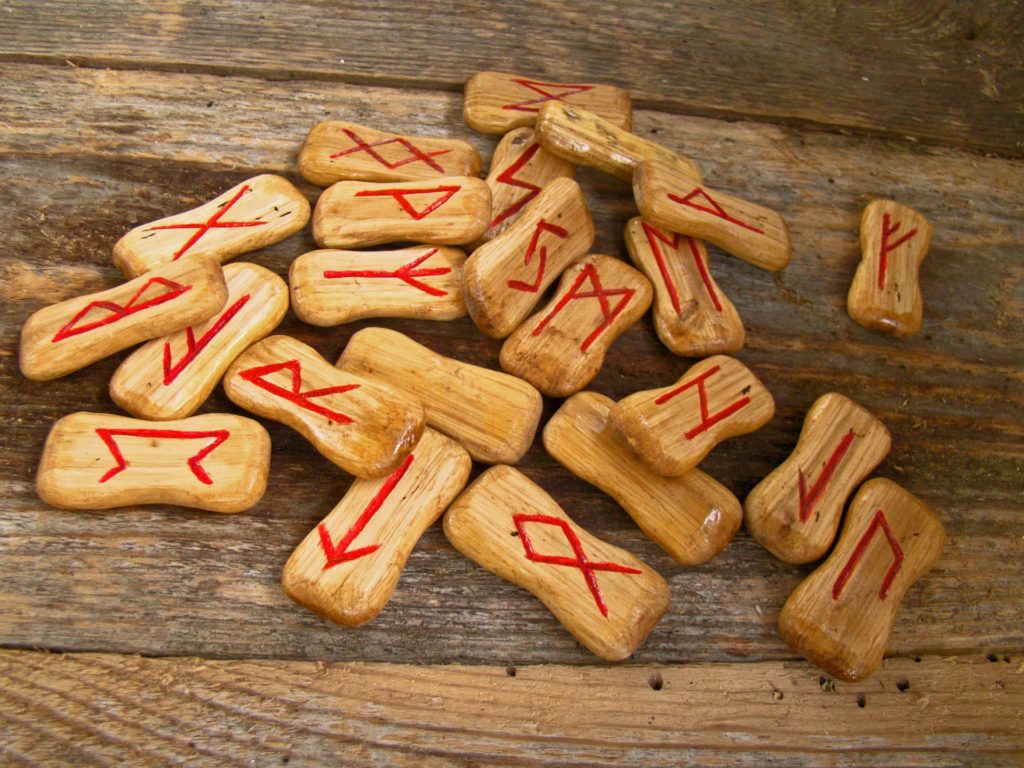 jeu de runes ; divination par les runes ; pratique runique