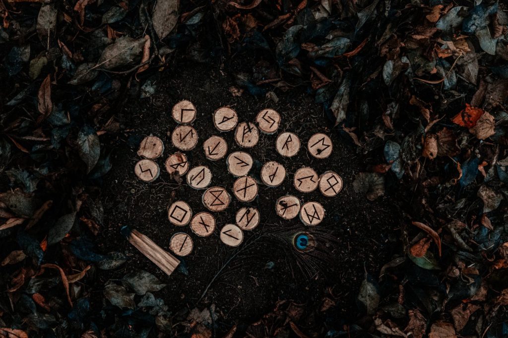 Les runes du FUTHARK permettent des travaux divinatoires