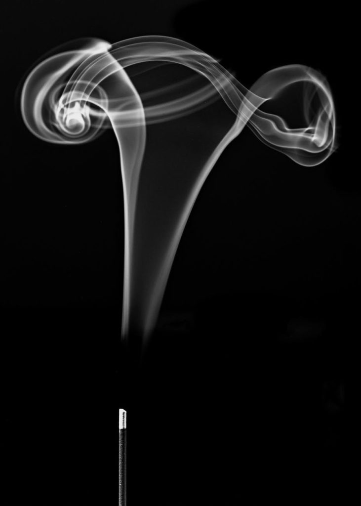 Volutes de fumée d'encens rituel