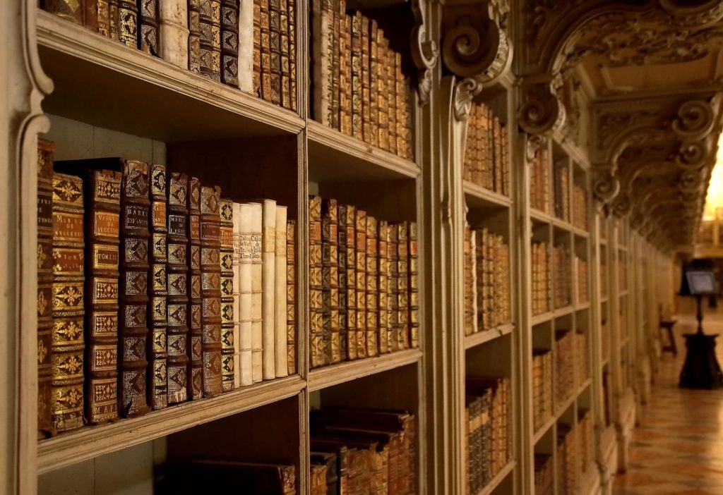étagères livres des mémoires antérieures