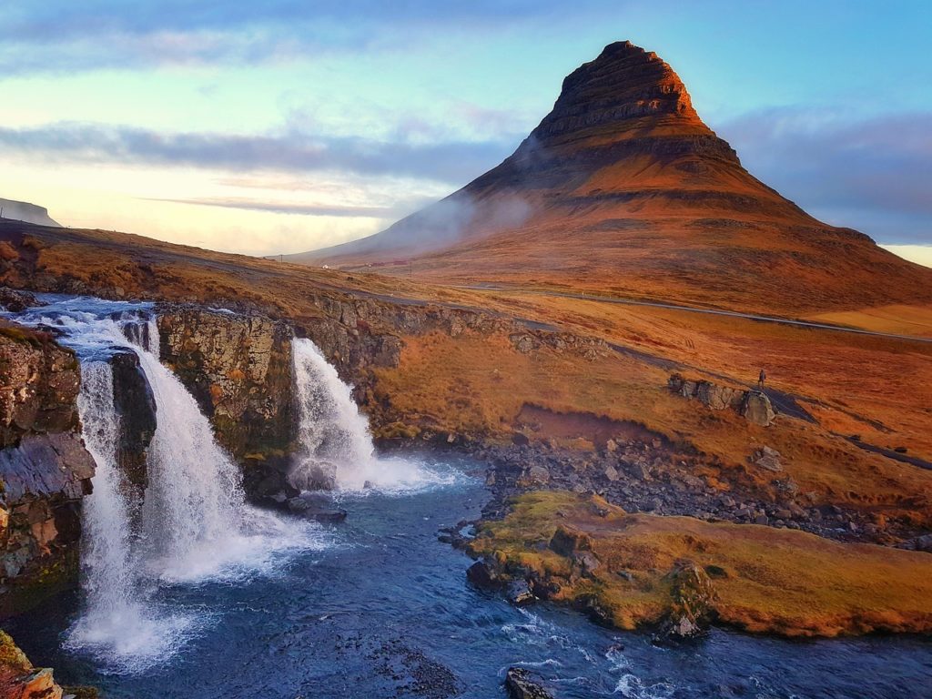 Vue paysagère du Kirkjufell au coucher de soleil et de cascades en Islande.